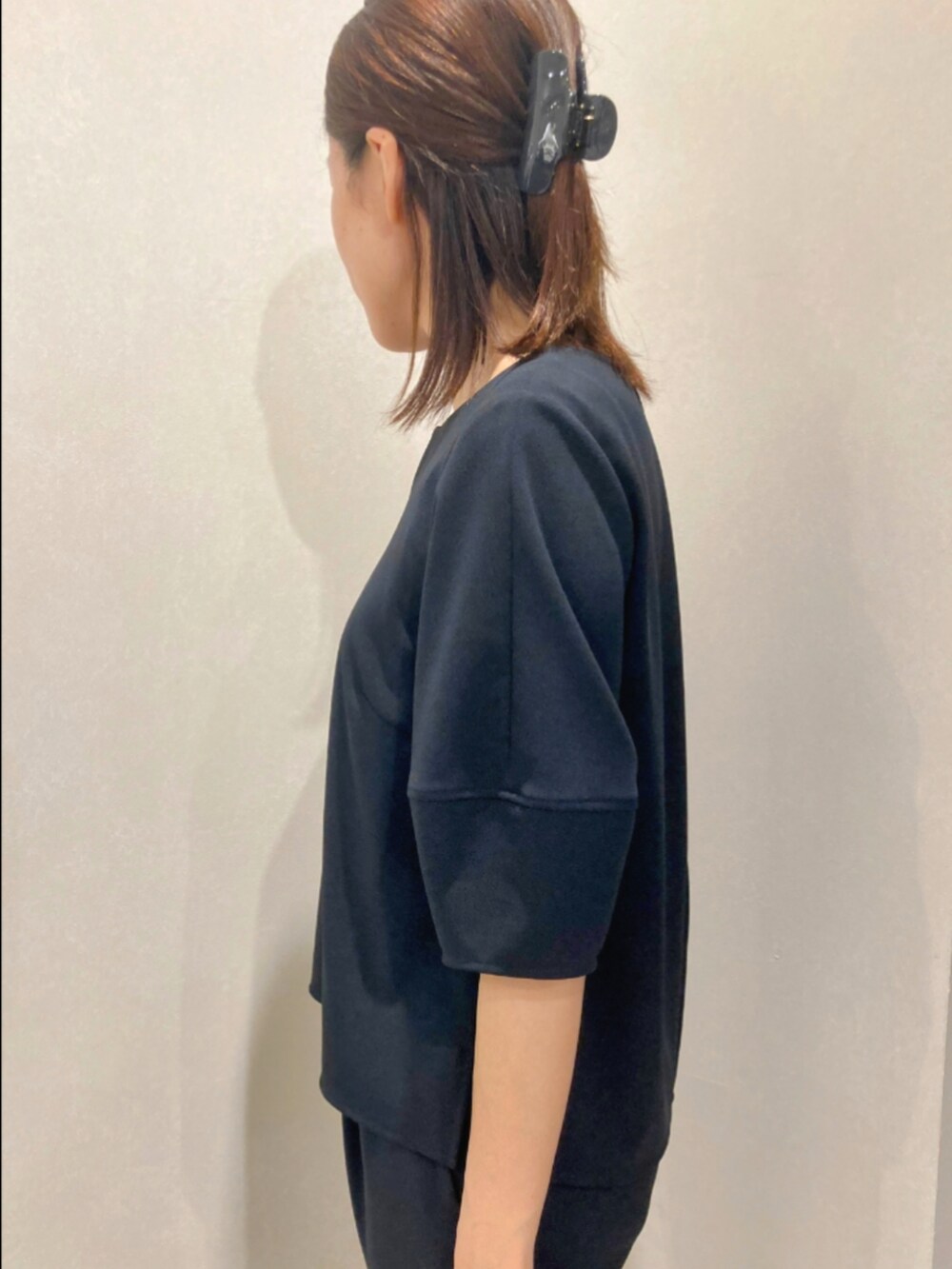 ブルー系のシャツ/ブラウス、ベージュ系のトートバッグ、ブルー系のパンツを着用したレディースの秋コーディネートの7枚目の写真