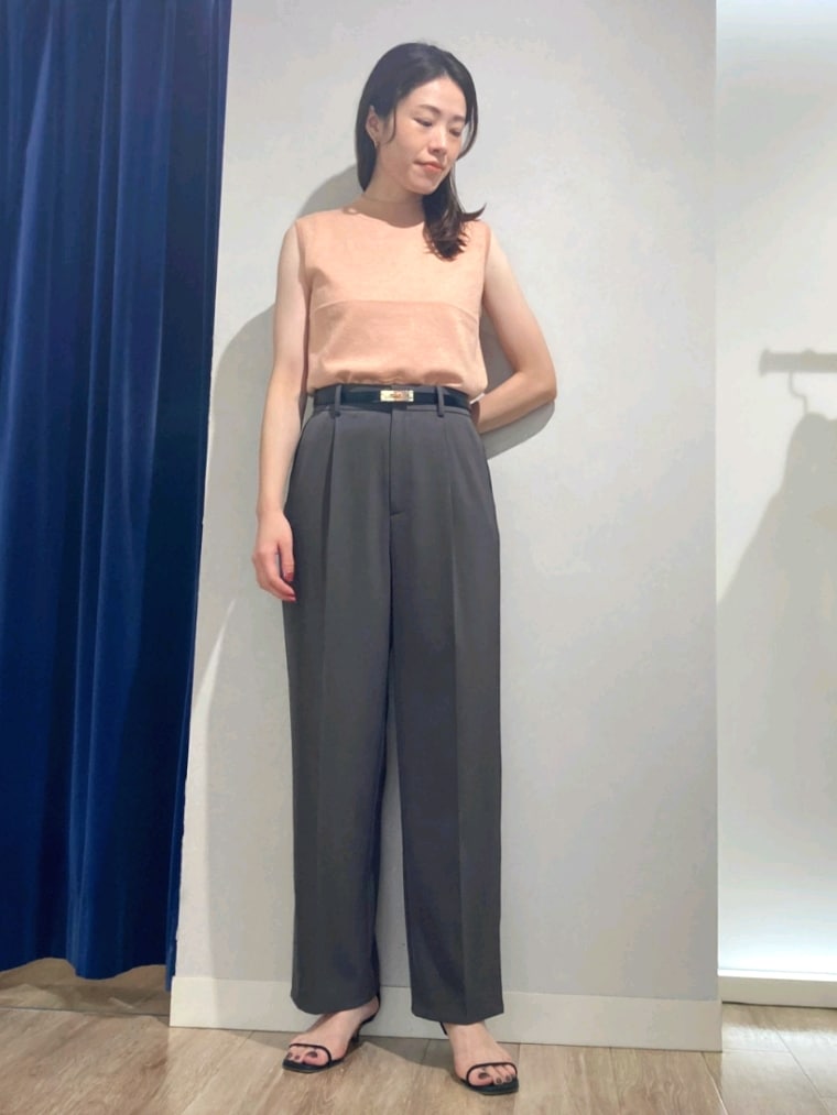 ピンク系のニット/セーター、グレー系のその他パンツ、ブラック系のカーディガン/ボレロを着用したレディースの夏コーディネートの2枚目の写真