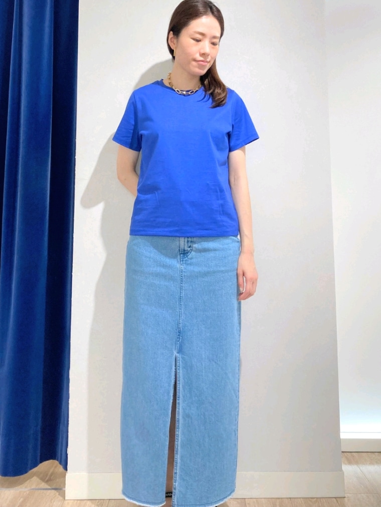 ブルー系のTシャツ/カットソー、ホワイト系のシャツ/ブラウス、ブルー系のデニムスカートを着用したレディースの夏コーディネートの9枚目の写真