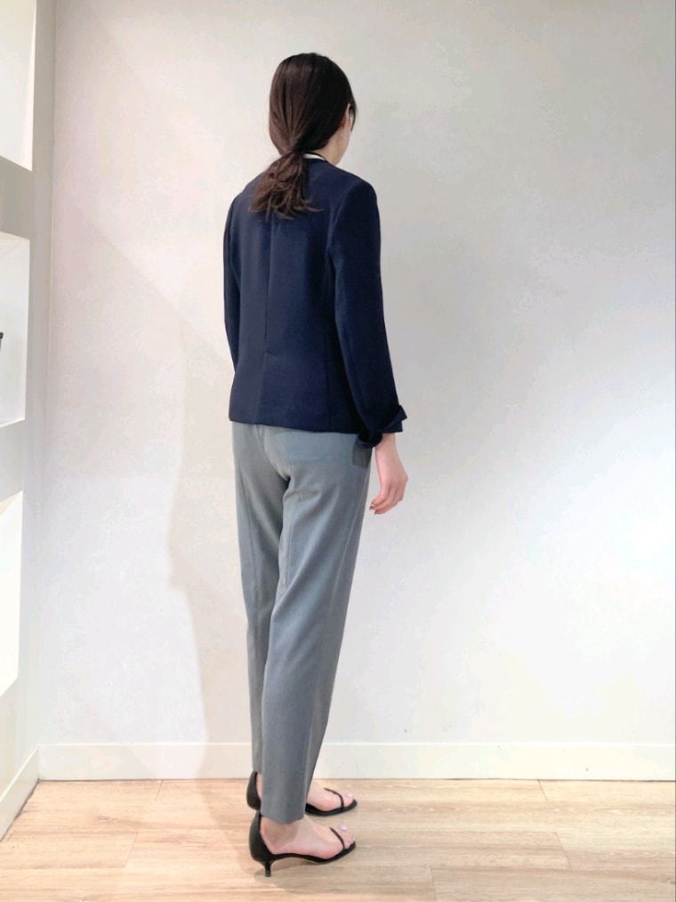 ブルー系のノーカラージャケット、ホワイト系のシャツ/ブラウス、グレー系のその他パンツを着用したレディースの春コーディネートの4枚目の写真