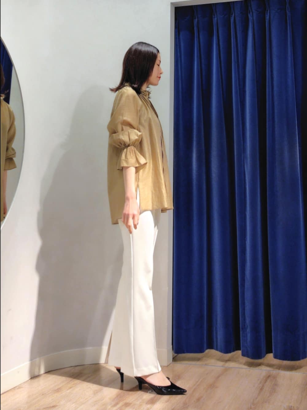 ベージュ系のテーラードジャケット、イエロー系のシャツ/ブラウス、ホワイト系のその他パンツを着用したレディースの春コーディネートの7枚目の写真