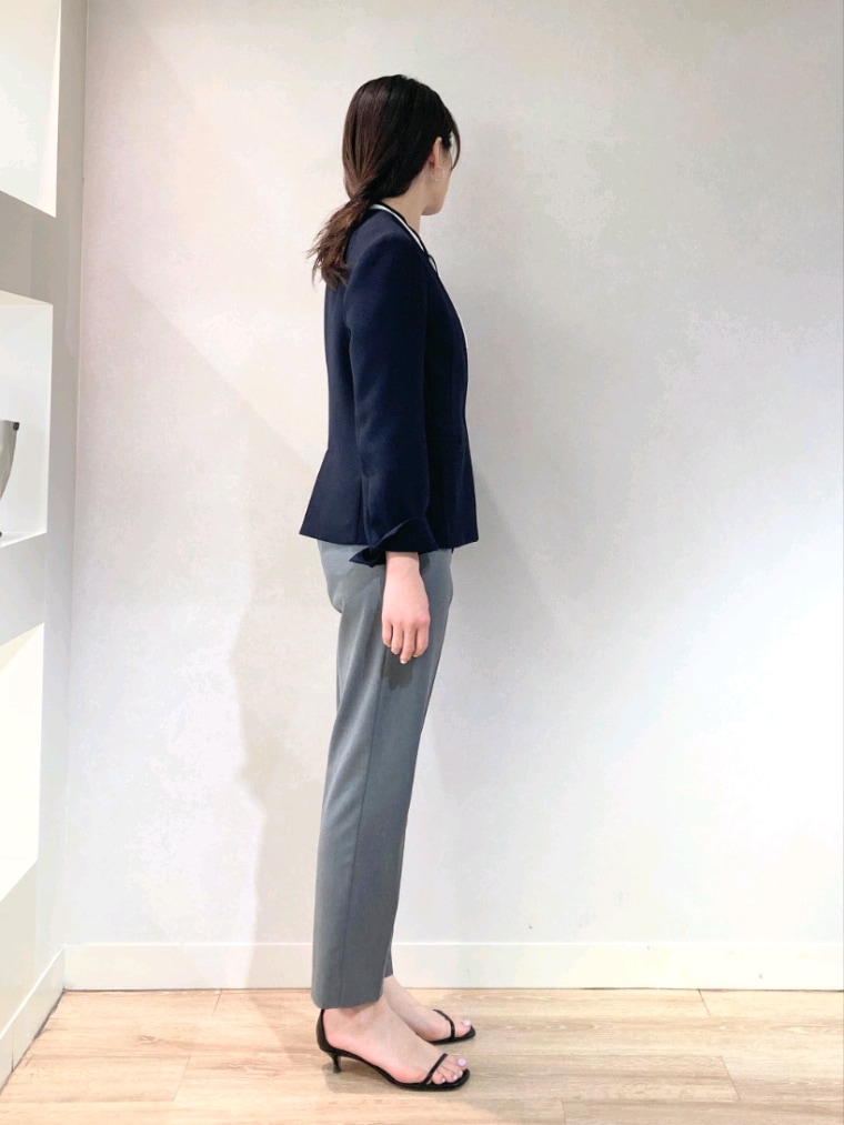 ブルー系のノーカラージャケット、ホワイト系のシャツ/ブラウス、グレー系のその他パンツを着用したレディースの春コーディネートの2枚目の写真