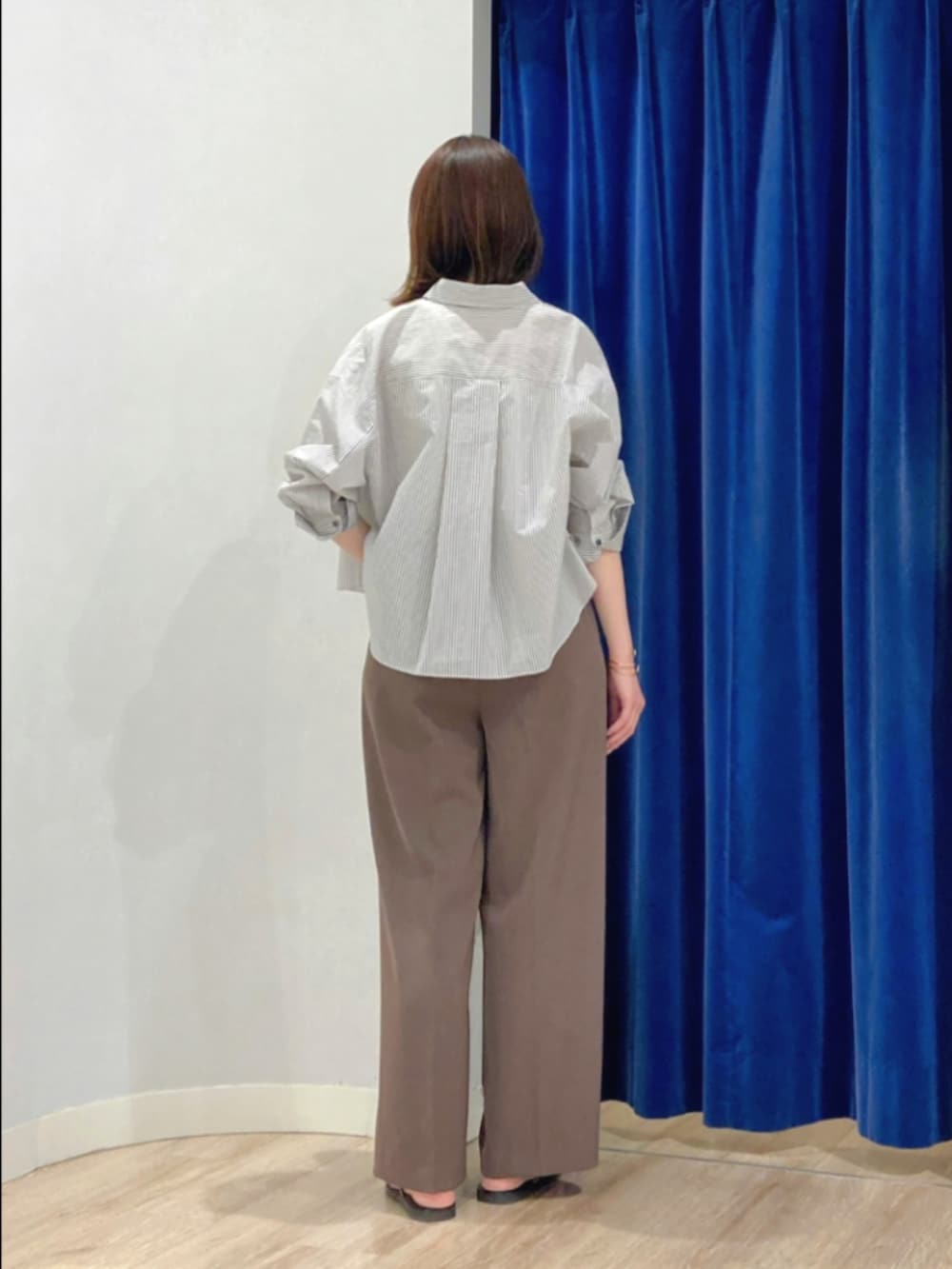 ブラウン系のその他パンツ、ゴールド系のサンダル、ベージュ系のシャツ/ブラウスを着用したレディースの夏コーディネートの6枚目の写真