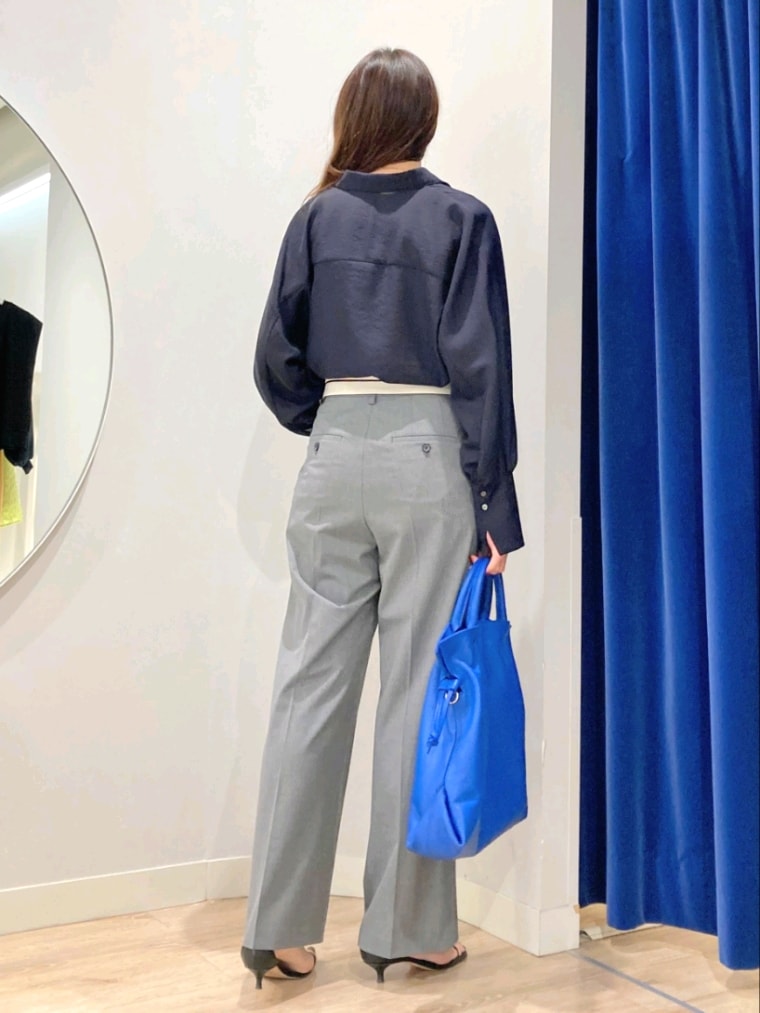 ブルー系のシャツ/ブラウス、ホワイト系のタンクトップ、ブルー系のショルダーバッグを着用したレディースの夏コーディネートの7枚目の写真