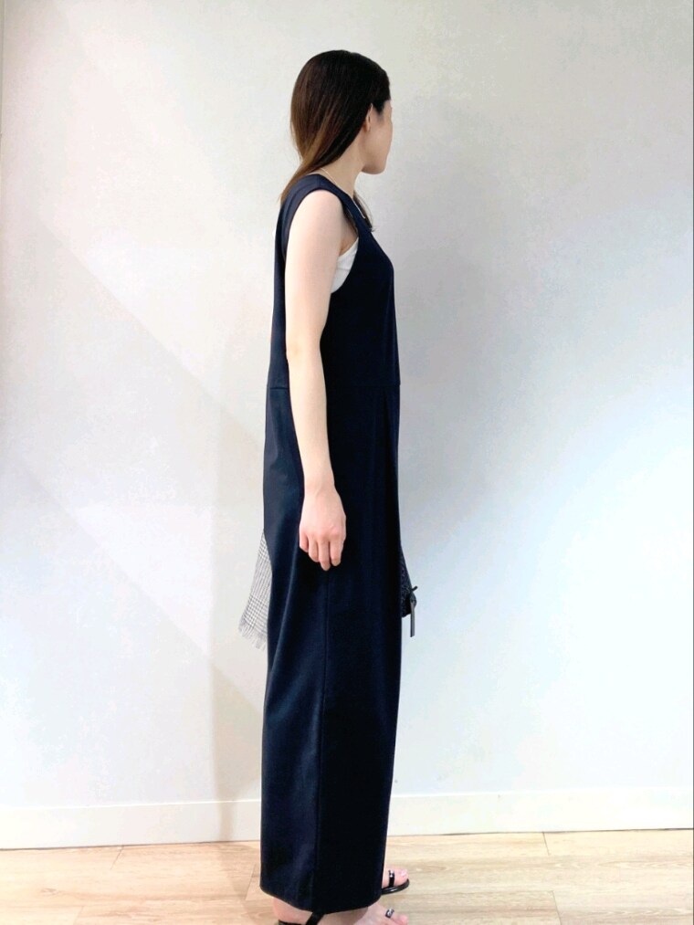 ブラック系のつなぎ/オールインワン、ブラック系のバッグ、ブラック系のサンダルを着用したレディースの夏コーディネートの7枚目の写真