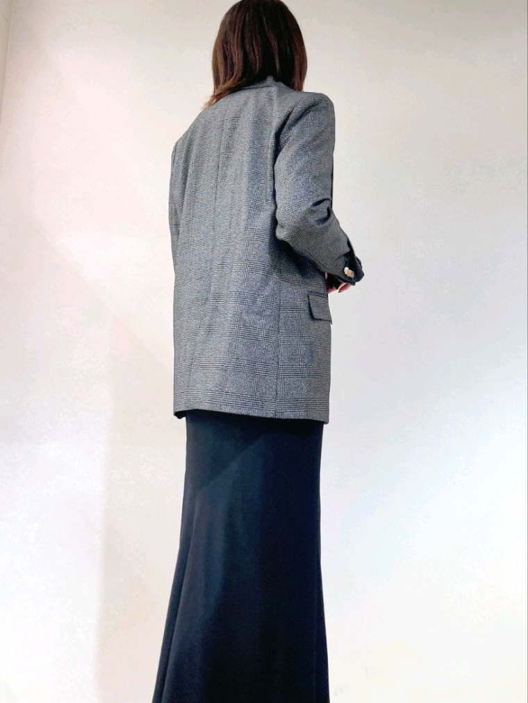 ブラック系のテーラードジャケット、ブラック系のシャツ/ブラウス、ブラック系のタンクトップを着用したレディースの秋コーディネートの8枚目の写真