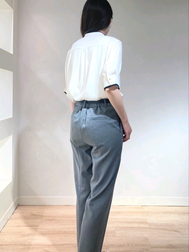ブルー系のノーカラージャケット、ホワイト系のシャツ/ブラウス、グレー系のその他パンツを着用したレディースの春コーディネートの10枚目の写真