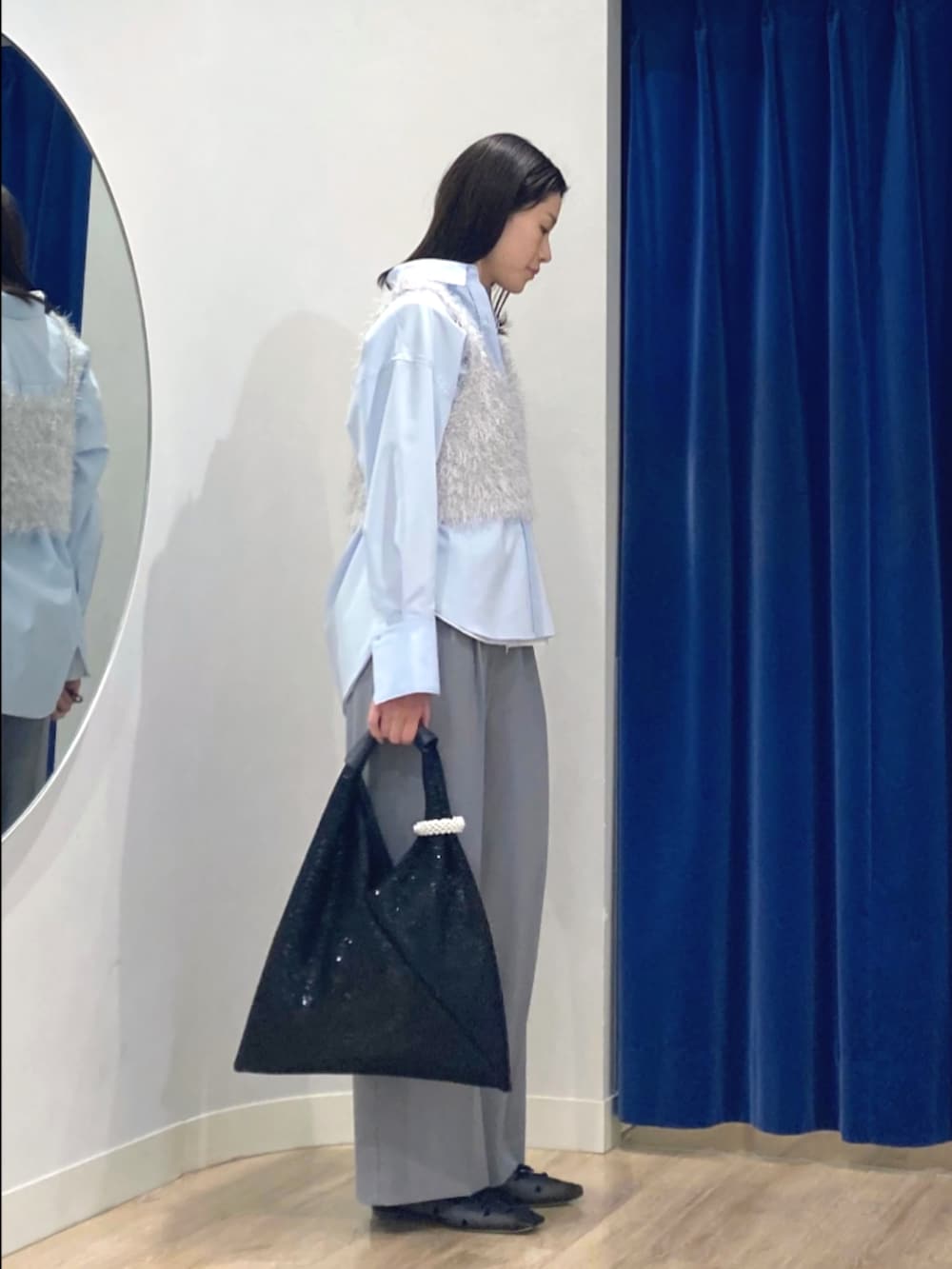 ブルー系のシャツ/ブラウス、シルバー系のニット/セーター、グレー系のその他パンツを着用したレディースの冬コーディネートの3枚目の写真