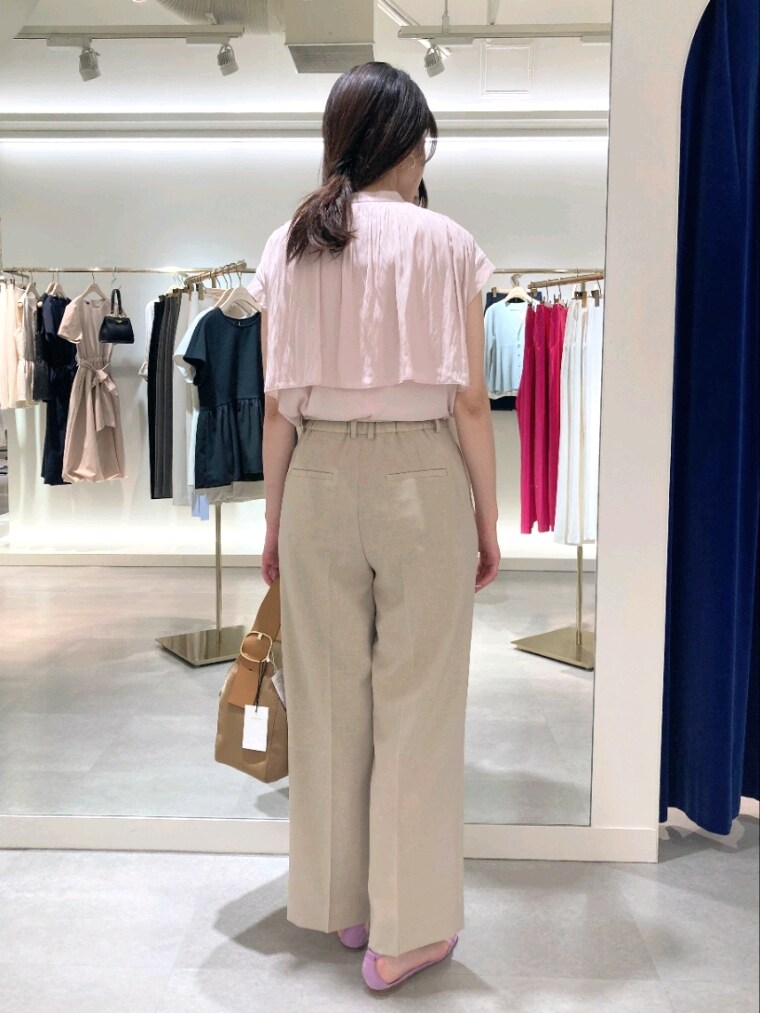 ベージュ系のテーラードジャケット、ベージュ系のその他パンツ、ピンク系のシャツ/ブラウスを着用したレディースの春コーディネートの9枚目の写真