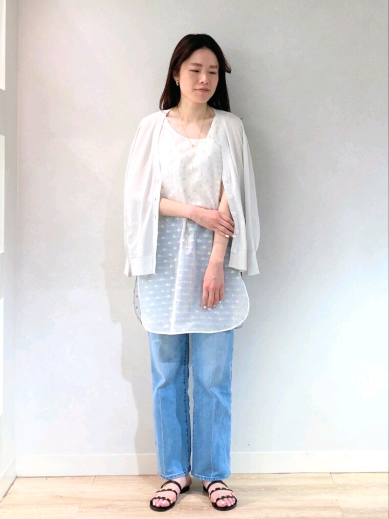 ブルー系のデニムパンツ、ホワイト系のシャツ/ブラウス、ホワイト系のタンクトップを着用したレディースの春コーディネートの2枚目の写真