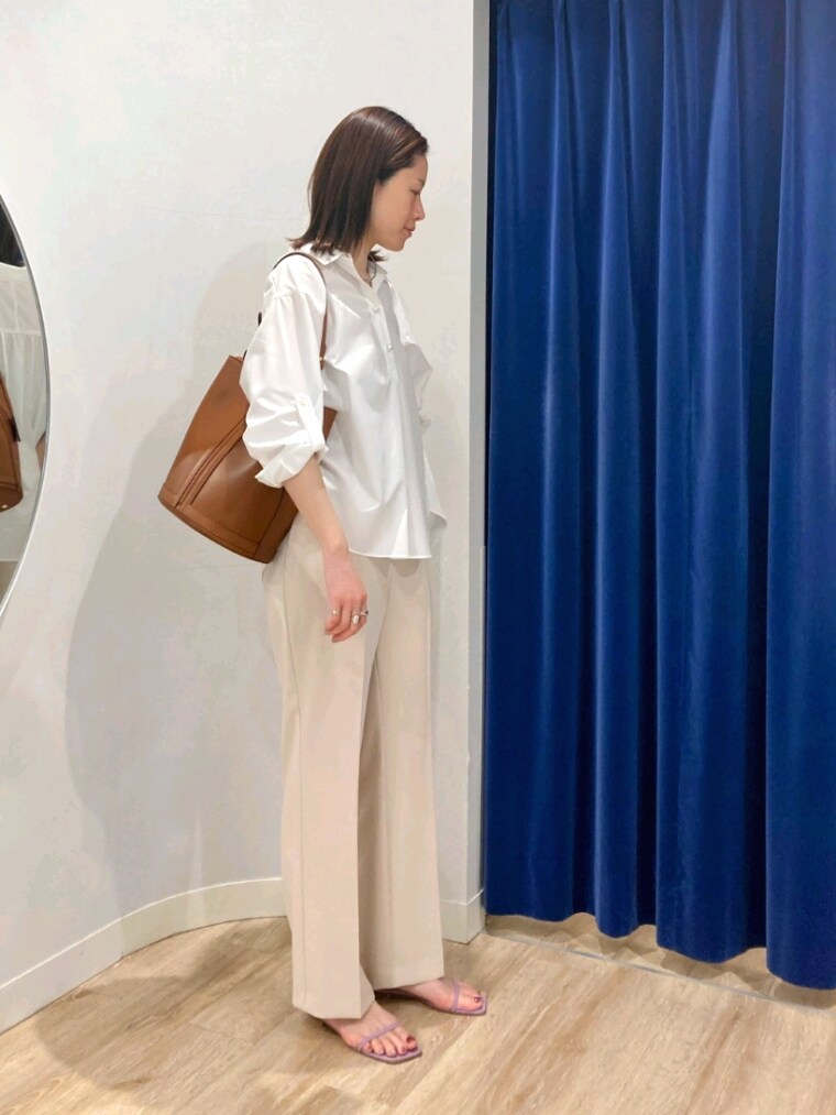 ホワイト系のシャツ/ブラウス、ベージュ系のその他パンツ、ブラウン系のショルダーバッグを着用したレディースの春コーディネートの4枚目の写真