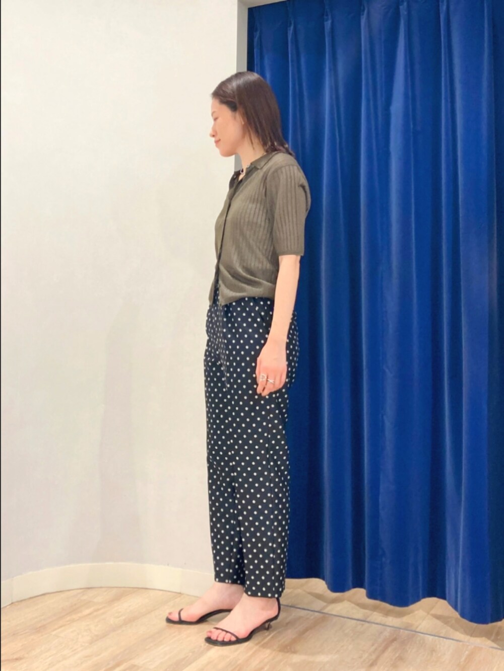 ホワイト系のタンクトップ、グリーン系のカーディガン/ボレロ、ブラック系のその他パンツを着用したレディースの夏コーディネートの6枚目の写真