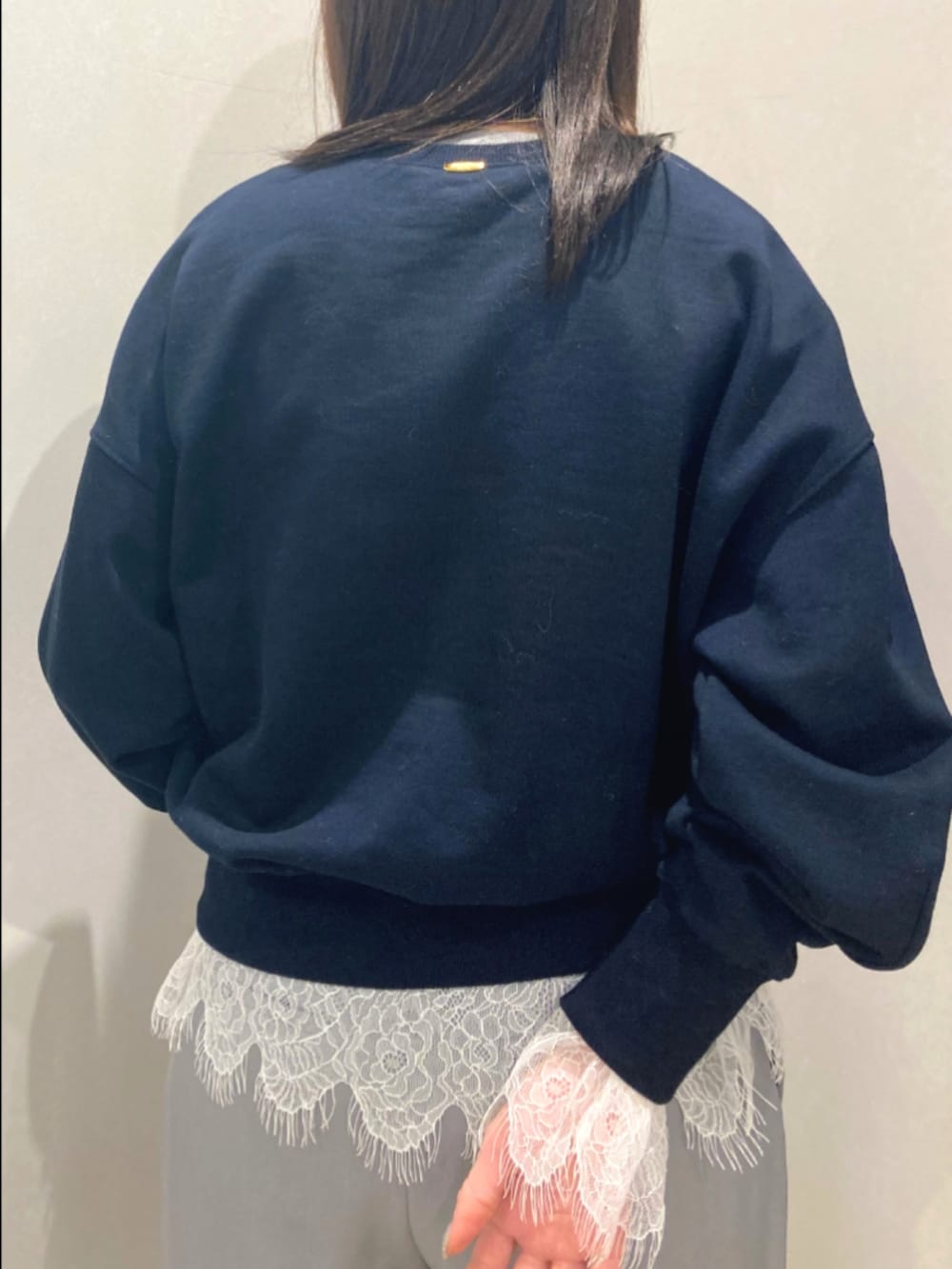 グレー系のその他パンツ、ブルー系のスウェット、グレー系のTシャツ/カットソーを着用したレディースの冬コーディネートの8枚目の写真