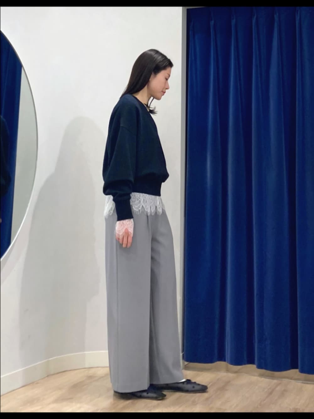 グレー系のその他パンツ、ブルー系のスウェット、グレー系のTシャツ/カットソーを着用したレディースの冬コーディネートの4枚目の写真