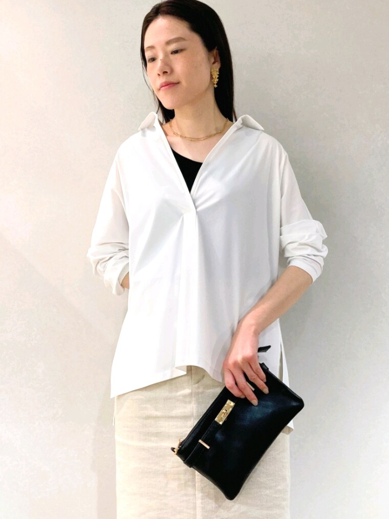 ホワイト系のシャツ/ブラウス、ブラック系のタンクトップ、ブラック系のショルダーバッグを着用したレディースの夏コーディネートの6枚目の写真