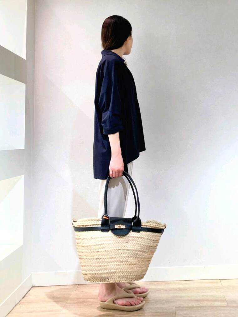 ブルー系のシャツ/ブラウス、ブラック系のかごバッグ、ベージュ系のその他パンツを着用したレディースの夏コーディネートの3枚目の写真