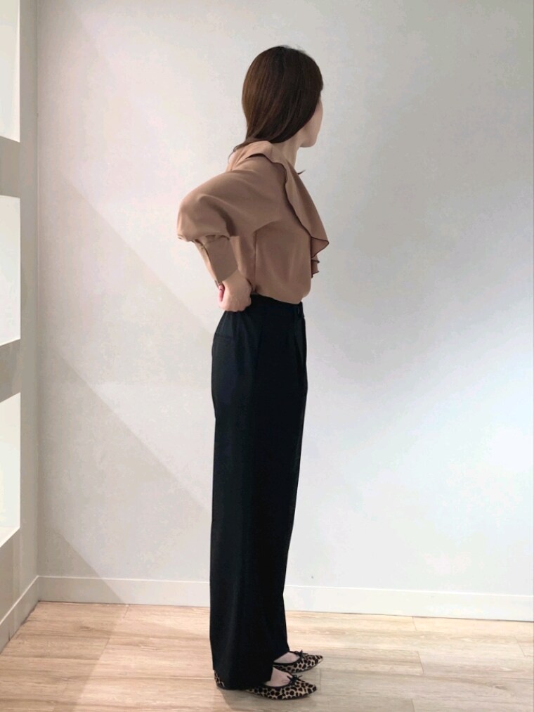 ブラウン系のテーラードジャケット、ブラック系のその他パンツ、ベージュ系のショルダーバッグを着用したレディースの秋コーディネートの6枚目の写真