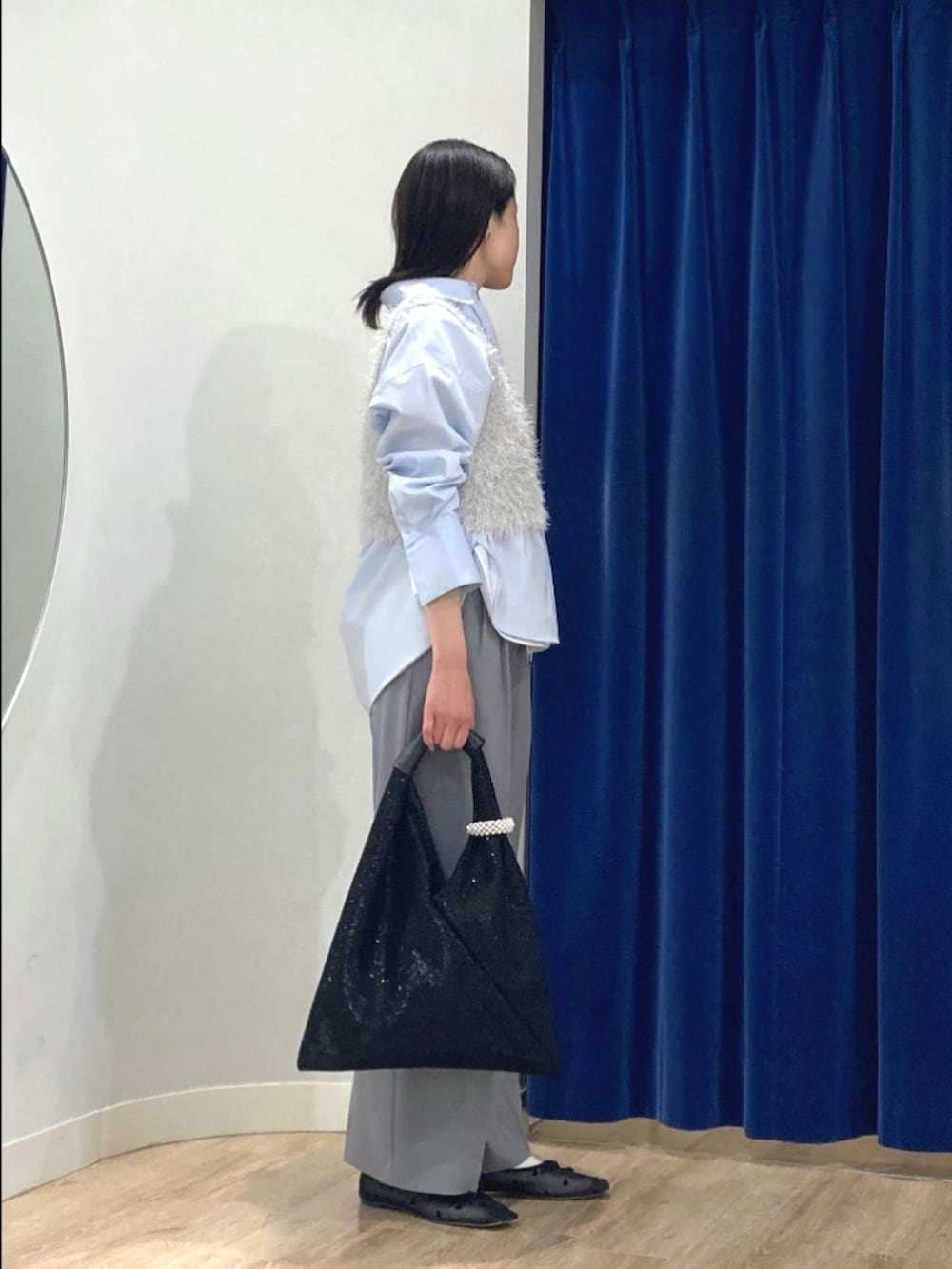 ブルー系のシャツ/ブラウス、シルバー系のニット/セーター、グレー系のその他パンツを着用したレディースの冬コーディネートの4枚目の写真