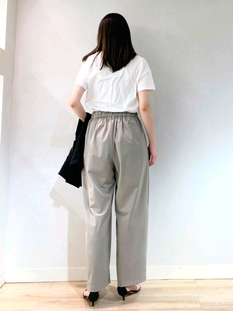ホワイト系のTシャツ/カットソー、ブラック系のテーラードジャケット、ベージュ系のその他パンツを着用したレディースの夏コーディネートの8枚目の写真