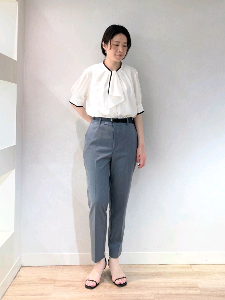 ブルー系のノーカラージャケット、ホワイト系のシャツ/ブラウス、グレー系のその他パンツを着用したレディースの春コーディネートの5枚目の写真