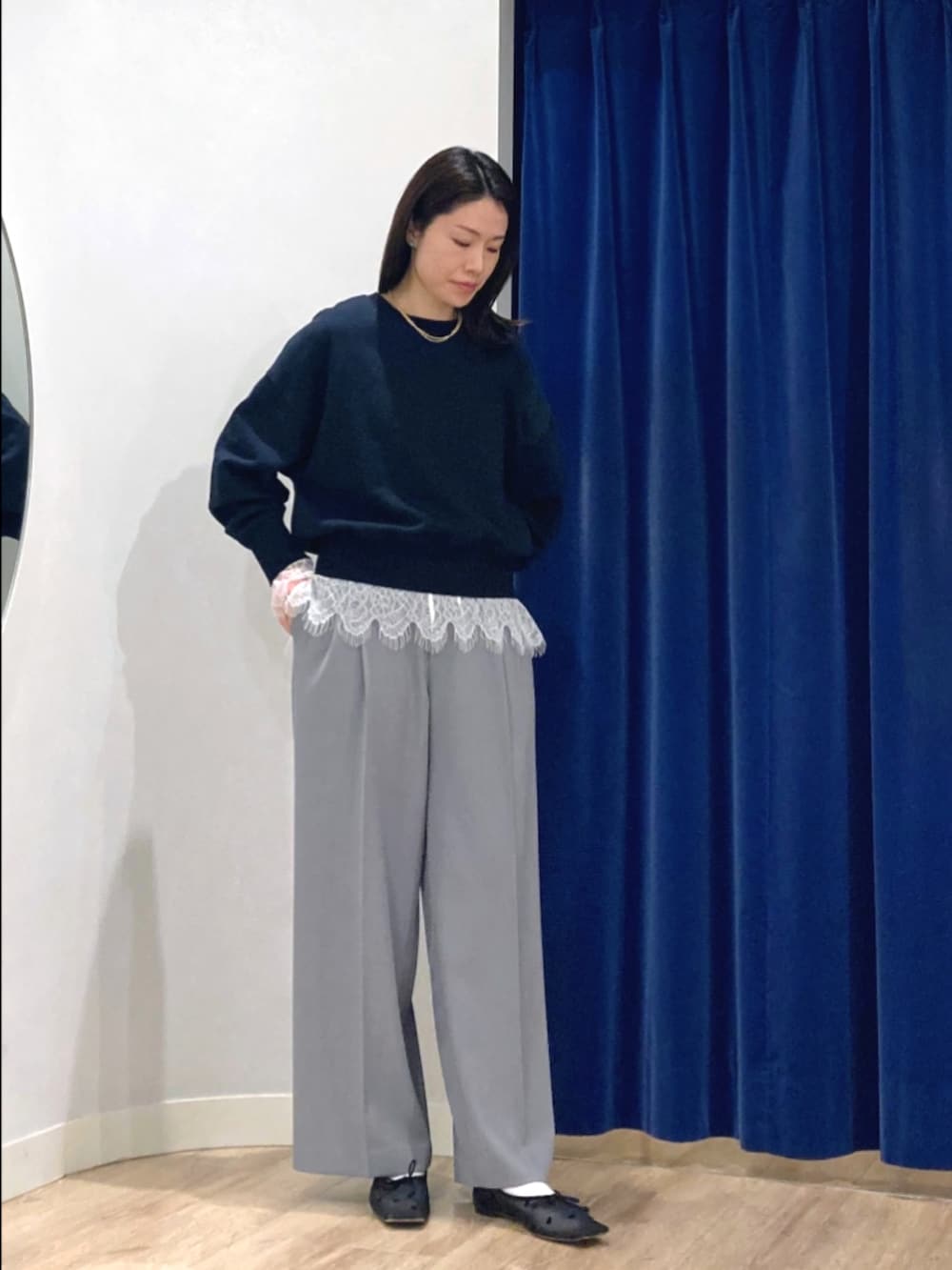 グレー系のその他パンツ、ブルー系のスウェット、グレー系のTシャツ/カットソーを着用したレディースの冬コーディネートの2枚目の写真