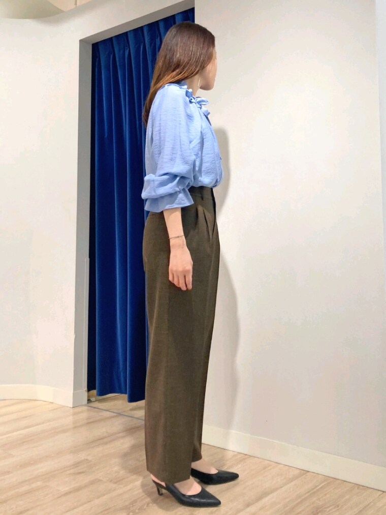 ブラウン系のテーラードジャケット、ブルー系のシャツ/ブラウス、ブラウン系のその他パンツを着用したレディースの秋コーディネートの8枚目の写真