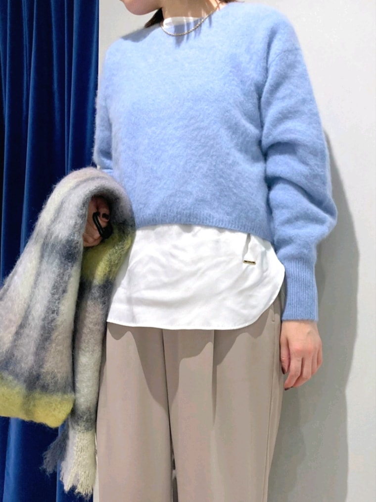 ブルー系のニット/セーター、ホワイト系のシャツ/ブラウス、ベージュ系のその他パンツを着用したレディースの秋コーディネートの5枚目の写真