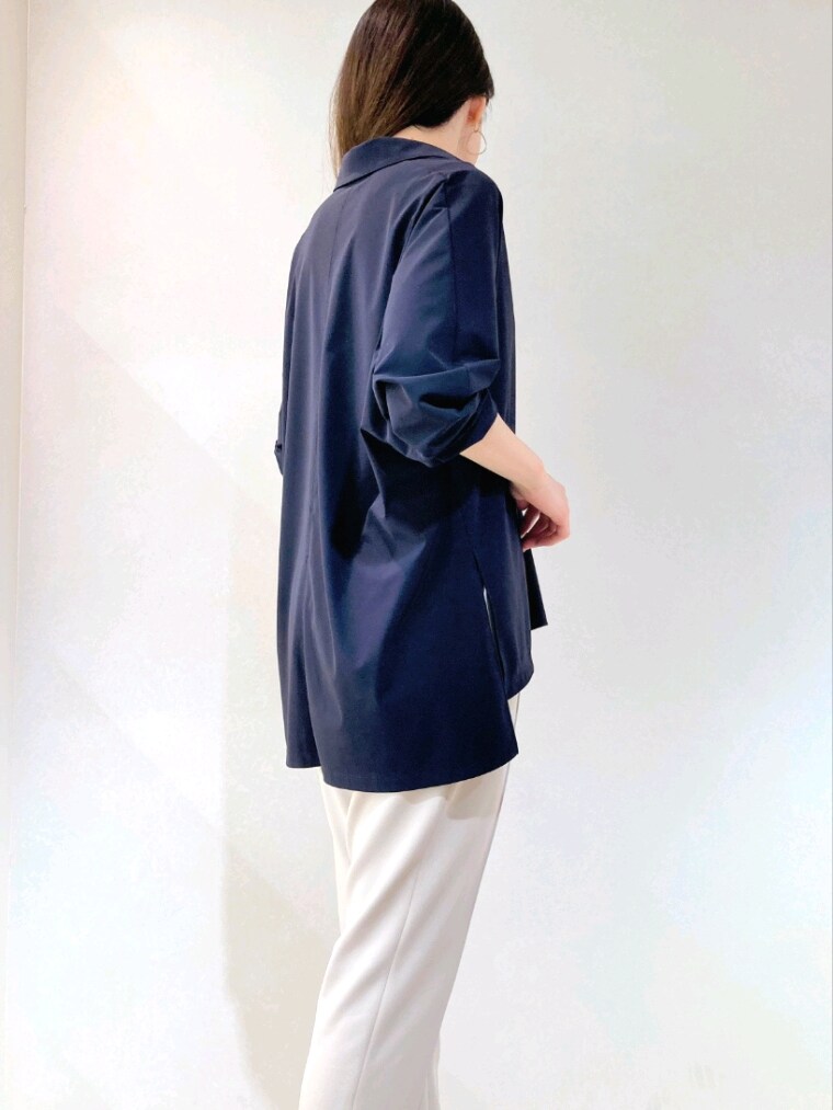 ブルー系のシャツ/ブラウス、ブラック系のかごバッグ、ベージュ系のその他パンツを着用したレディースの夏コーディネートの7枚目の写真