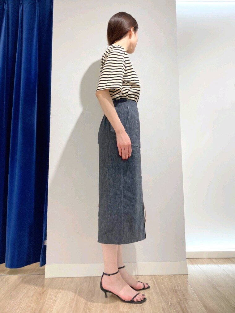 ベージュ系のTシャツ/カットソー、ブルー系のスカート、ベージュ系のショルダーバッグを着用したレディースの夏コーディネートの6枚目の写真