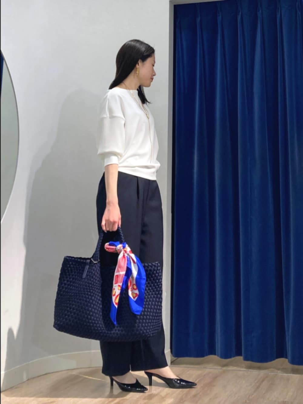 ホワイト系のTシャツ/カットソー、ブルー系のその他パンツ、ブルー系のトートバッグを着用したレディースの春コーディネートの3枚目の写真