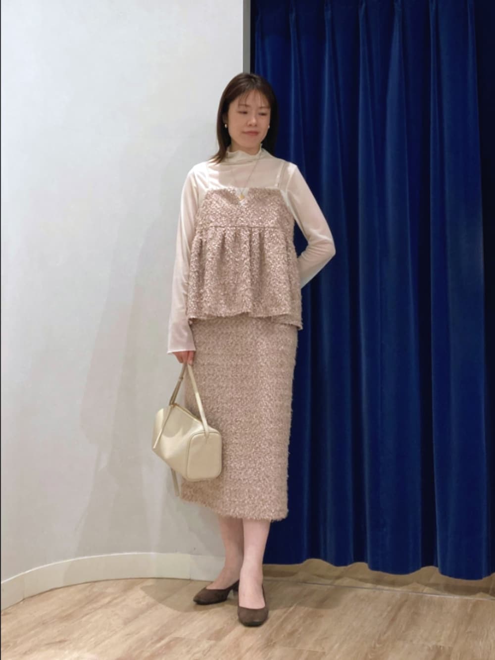 イエロー系のその他アウター、ホワイト系のTシャツ/カットソー、ベージュ系のキャミソールを着用したレディースの秋コーディネートの8枚目の写真