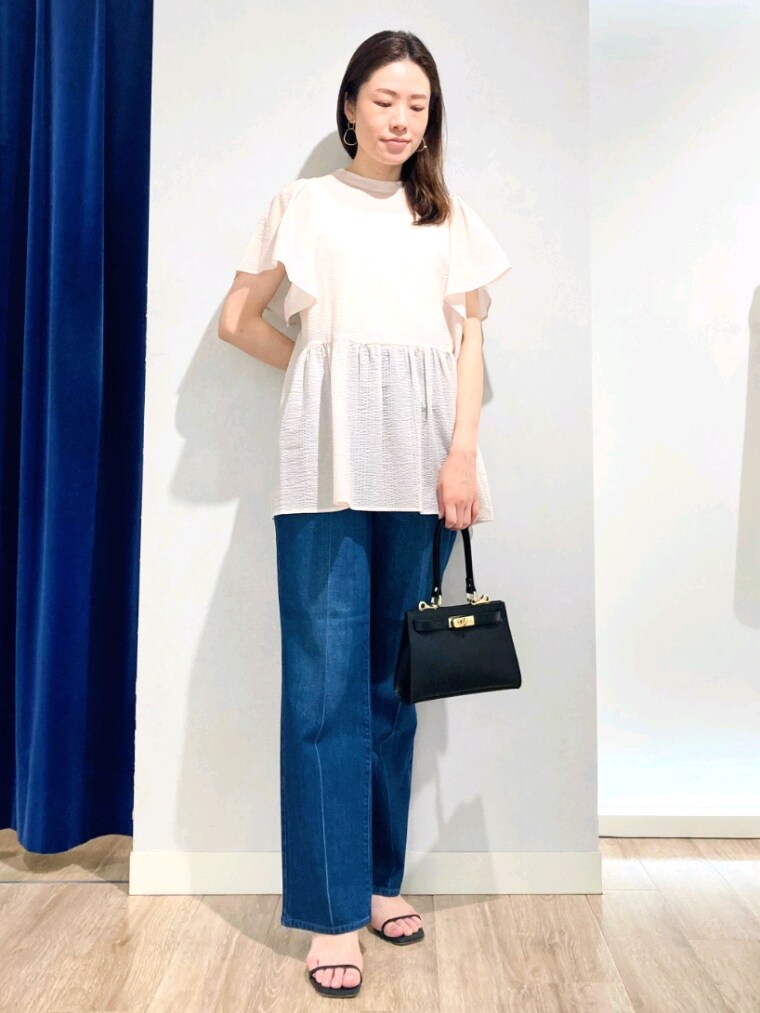 ピンク系のシャツ/ブラウス、ブルー系のデニムパンツ、ブラック系のショルダーバッグを着用したレディースの夏コーディネートの2枚目の写真