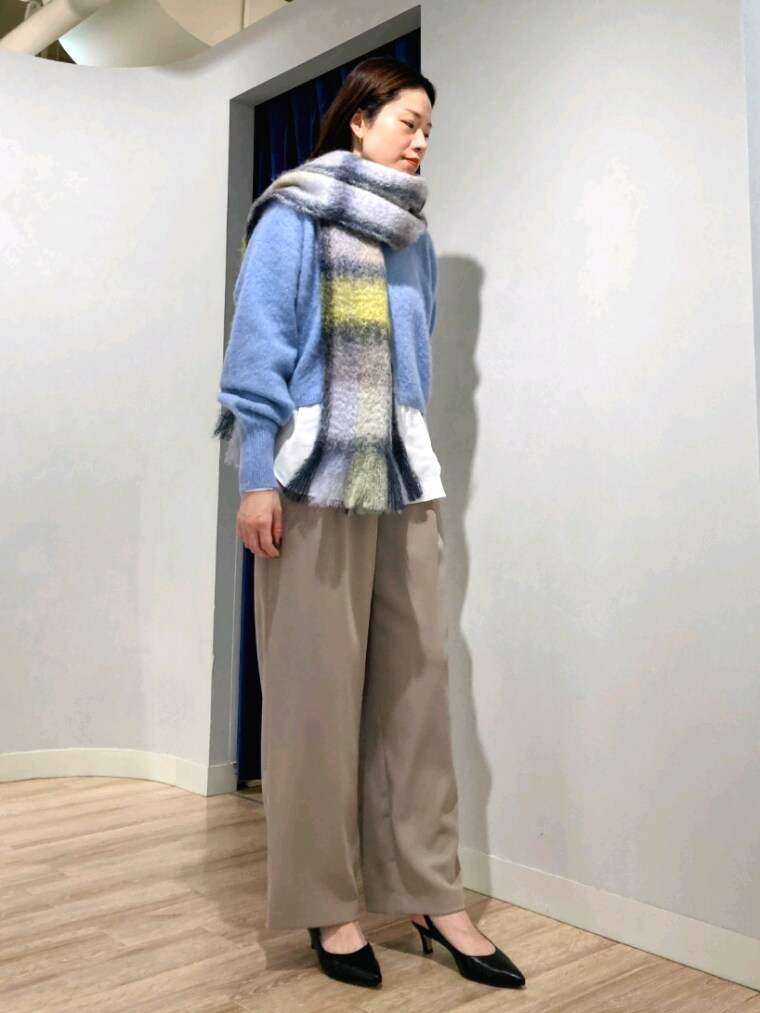 ブルー系のニット/セーター、ホワイト系のシャツ/ブラウス、ベージュ系のその他パンツを着用したレディースの秋コーディネートの8枚目の写真