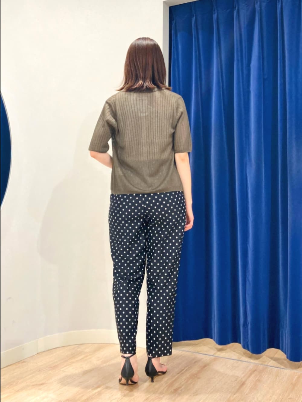 ホワイト系のタンクトップ、グリーン系のカーディガン/ボレロ、ブラック系のその他パンツを着用したレディースの夏コーディネートの7枚目の写真