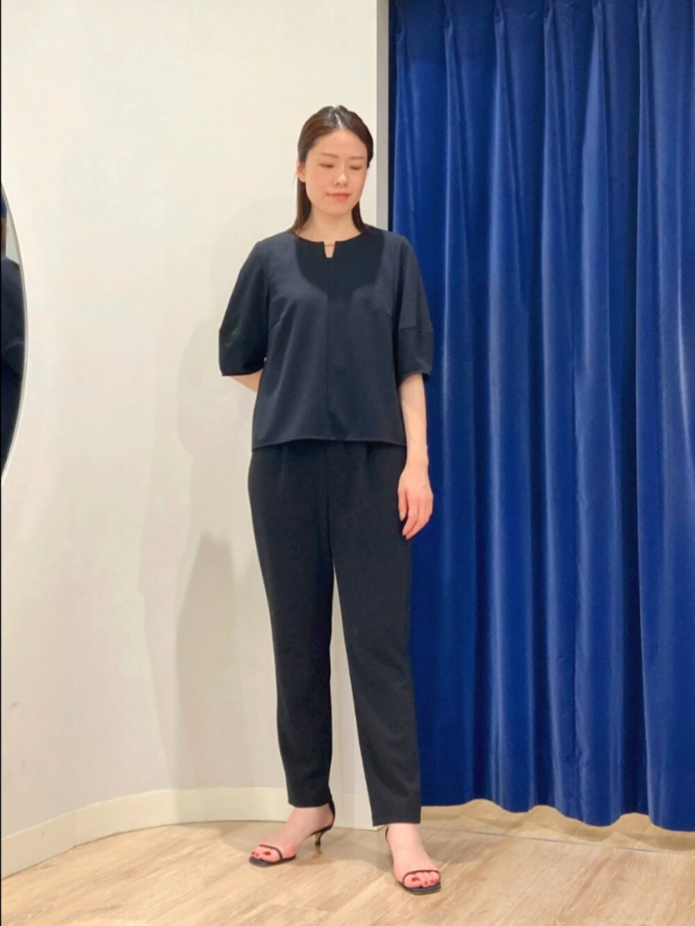 ブルー系のシャツ/ブラウス、ベージュ系のトートバッグ、ブルー系のパンツを着用したレディースの秋コーディネートの2枚目の写真