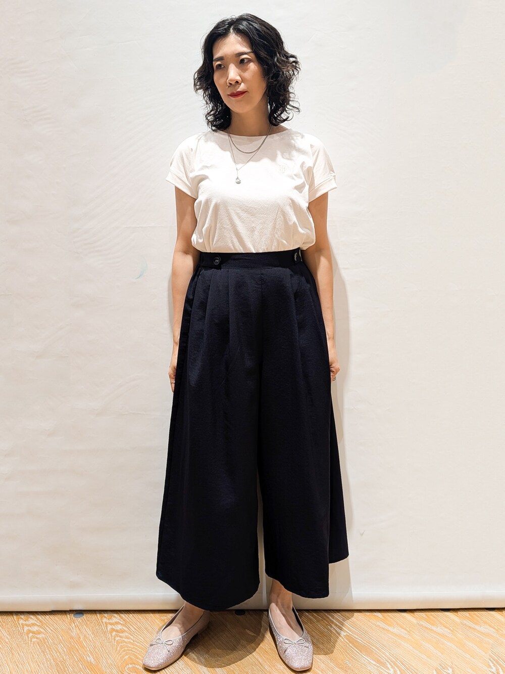 ホワイト系のTシャツ/カットソー、ブルー系のその他パンツ、ベージュ系のトートバッグを着用したレディースの夏コーディネートの2枚目の写真