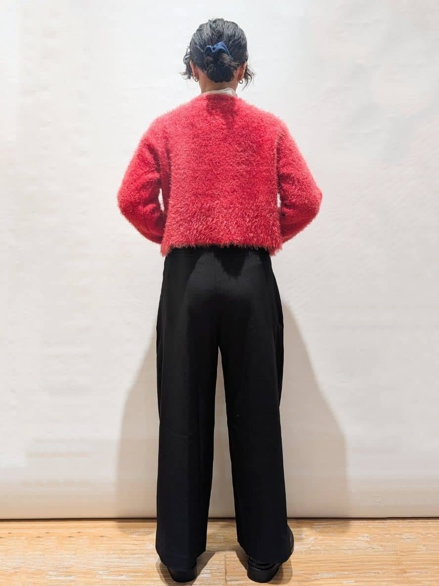 ピンク系のカーディガン/ボレロ、ホワイト系のTシャツ/カットソー、ブラック系のその他パンツを着用したレディースの秋コーディネートの3枚目の写真