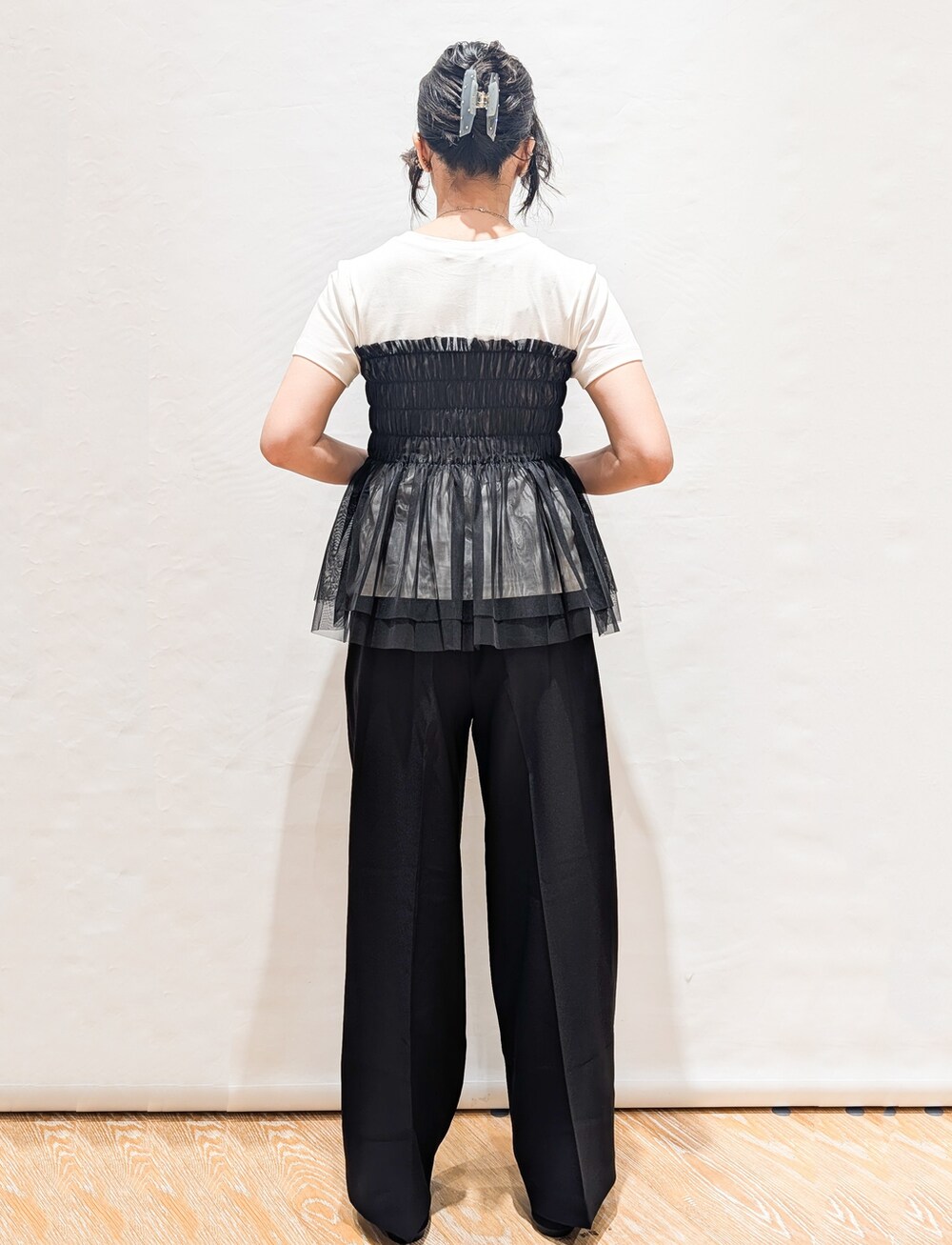 ブラック系のその他パンツ、グレー系のトートバッグ、ブラック系のその他シューズを着用したレディースの春コーディネートの3枚目の写真