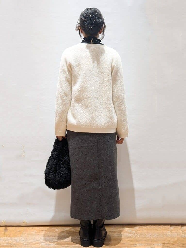 ホワイト系のカーディガン/ボレロ、ブラック系のシャツ/ブラウス、グレー系のスカートを着用したレディースの秋コーディネートの2枚目の写真