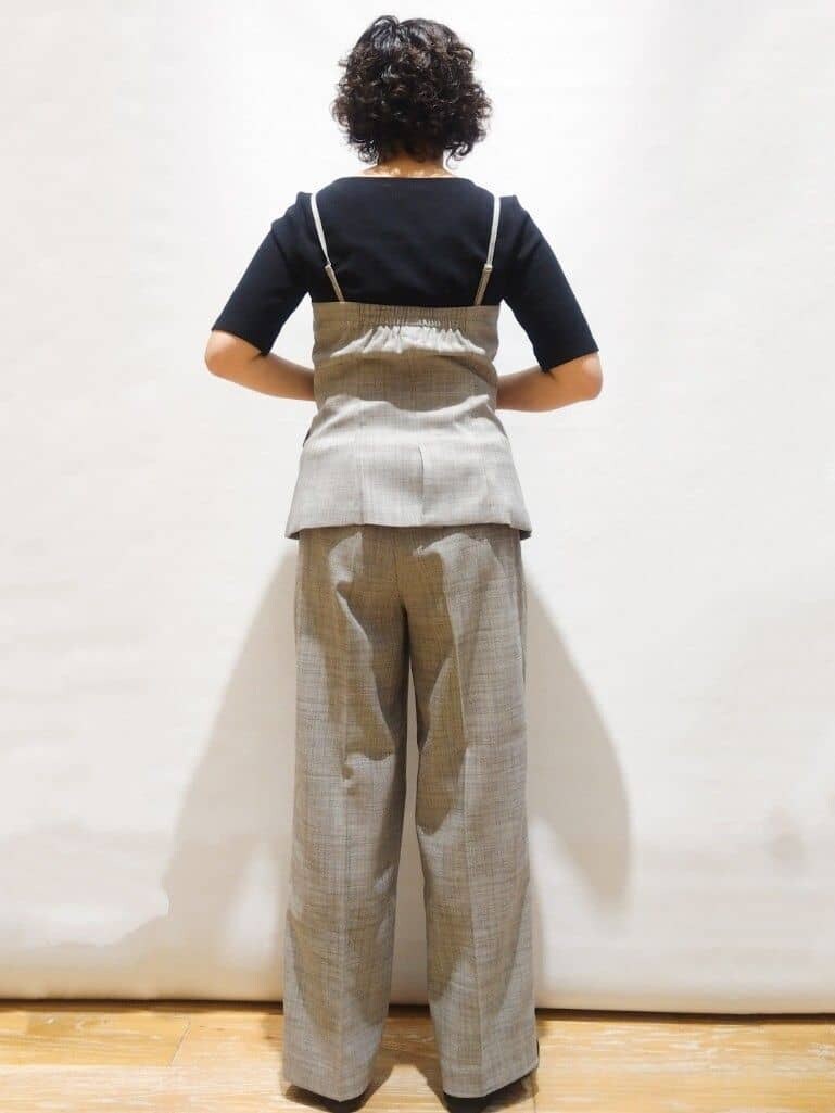 グレー系のベスト、ブラック系のTシャツ/カットソー、グレー系のその他パンツを着用したレディースの春コーディネートの2枚目の写真