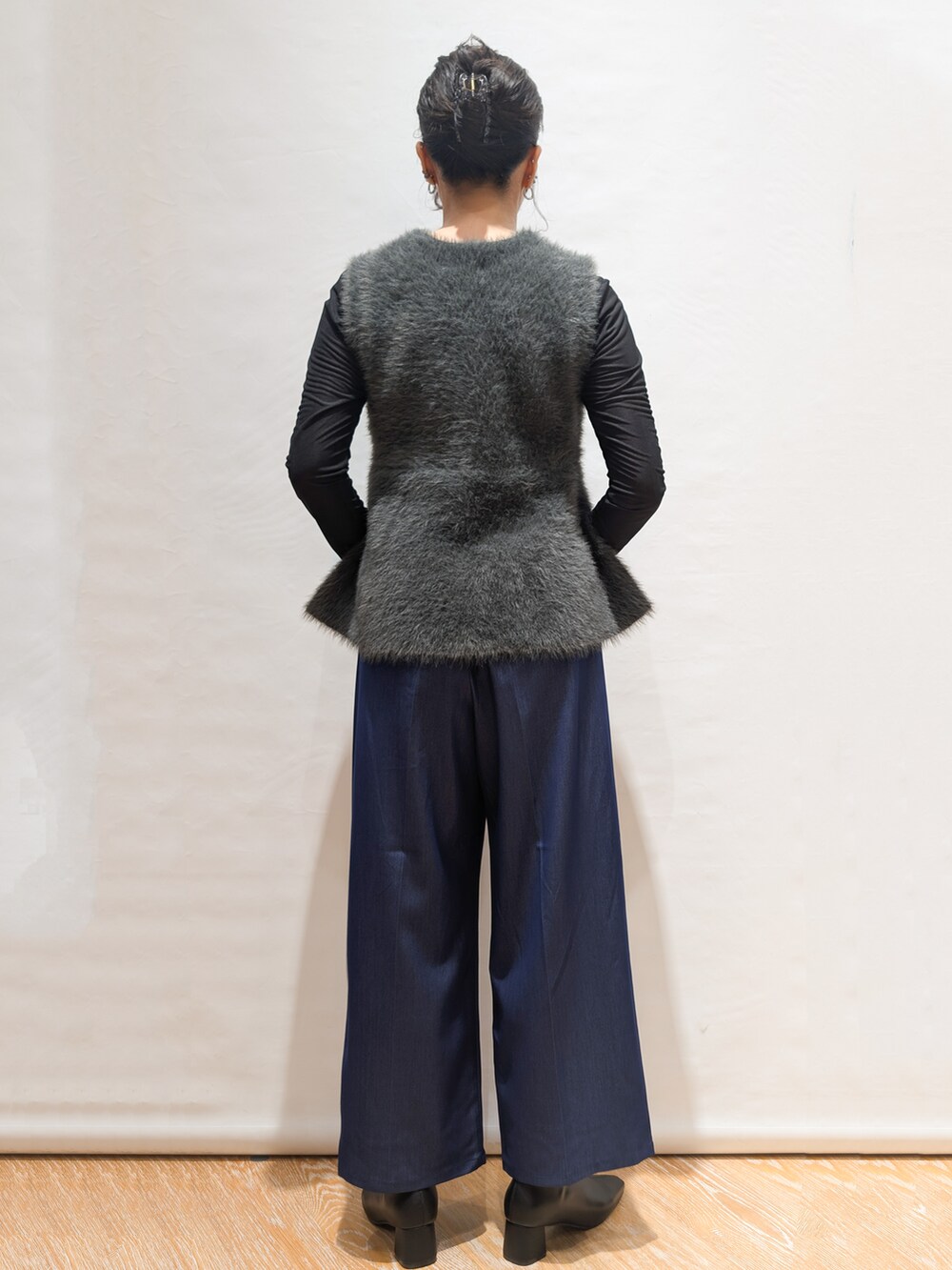 ブラック系のTシャツ/カットソー、ブルー系のその他パンツ、ブラック系のトートバッグを着用したレディースの秋コーディネートの3枚目の写真