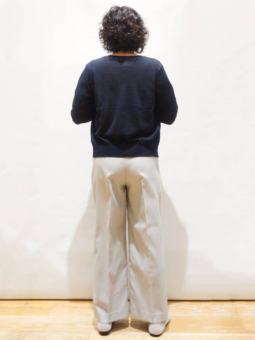 ブルー系のカーディガン/ボレロ、ホワイト系のTシャツ/カットソー、ブラック系のその他パンツを着用したレディースの春コーディネートの3枚目の写真