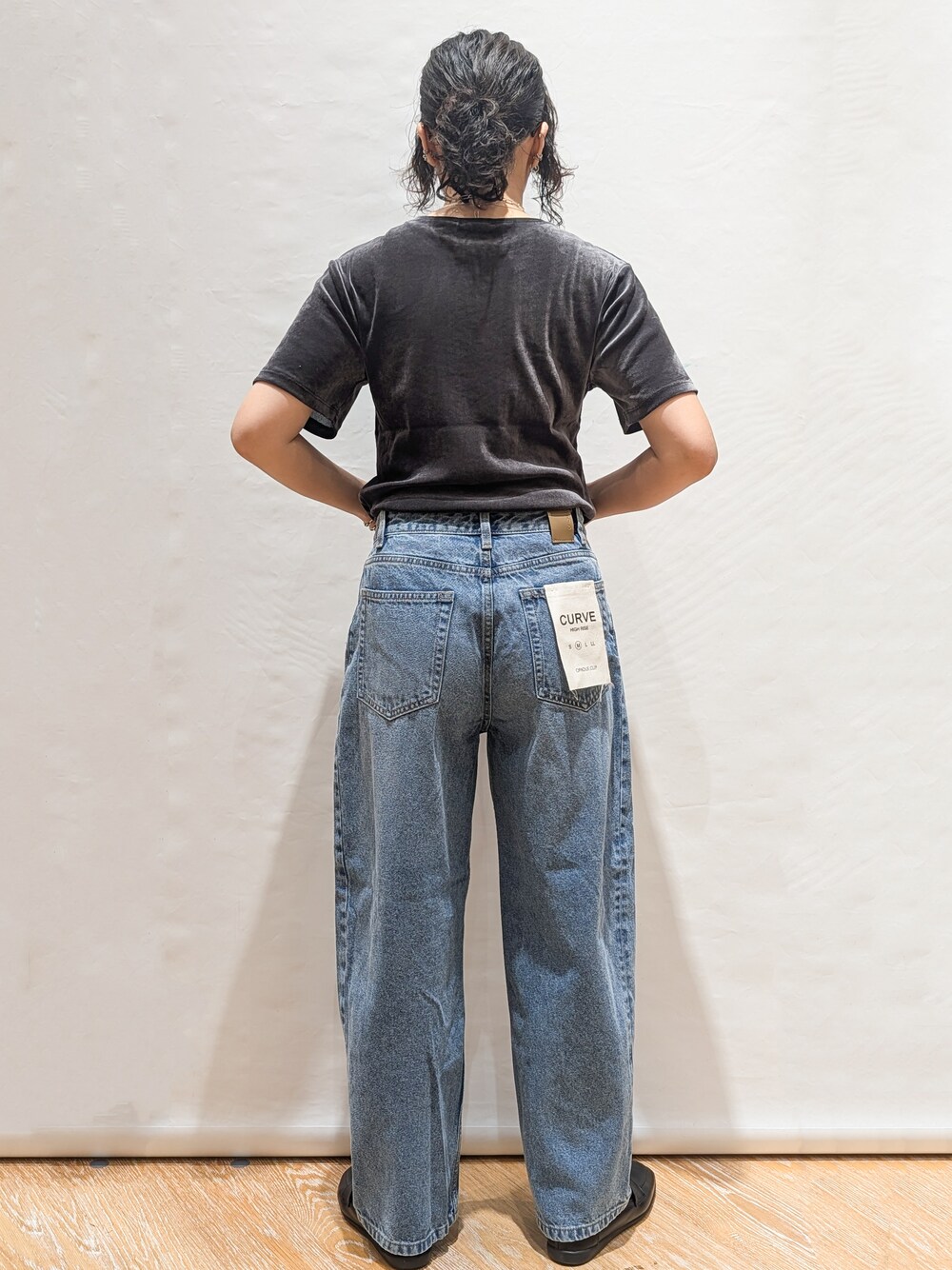 グレー系のTシャツ/カットソー、ブルー系のデニムパンツ、グレー系のトートバッグを着用したレディースの夏コーディネートの3枚目の写真