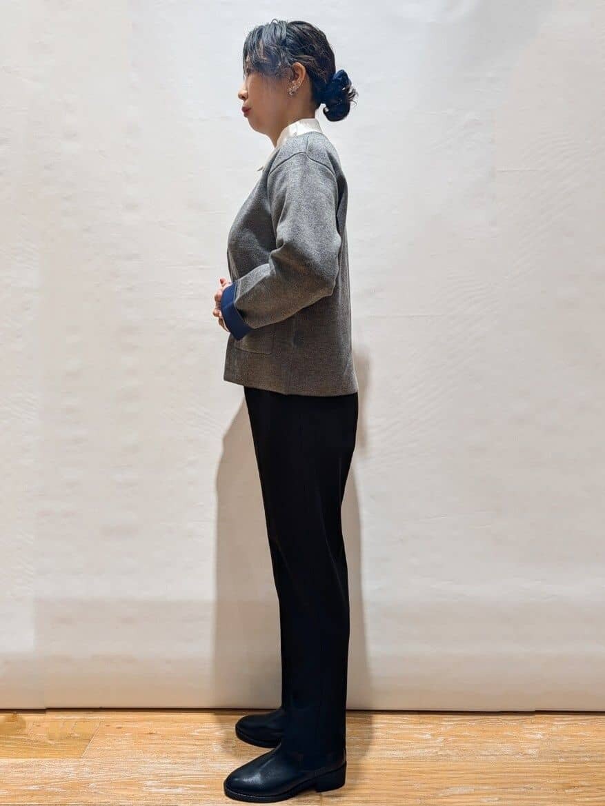 グレー系のカーディガン/ボレロ、ホワイト系のシャツ/ブラウス、ブラック系のその他パンツを着用したレディースの秋コーディネートの2枚目の写真