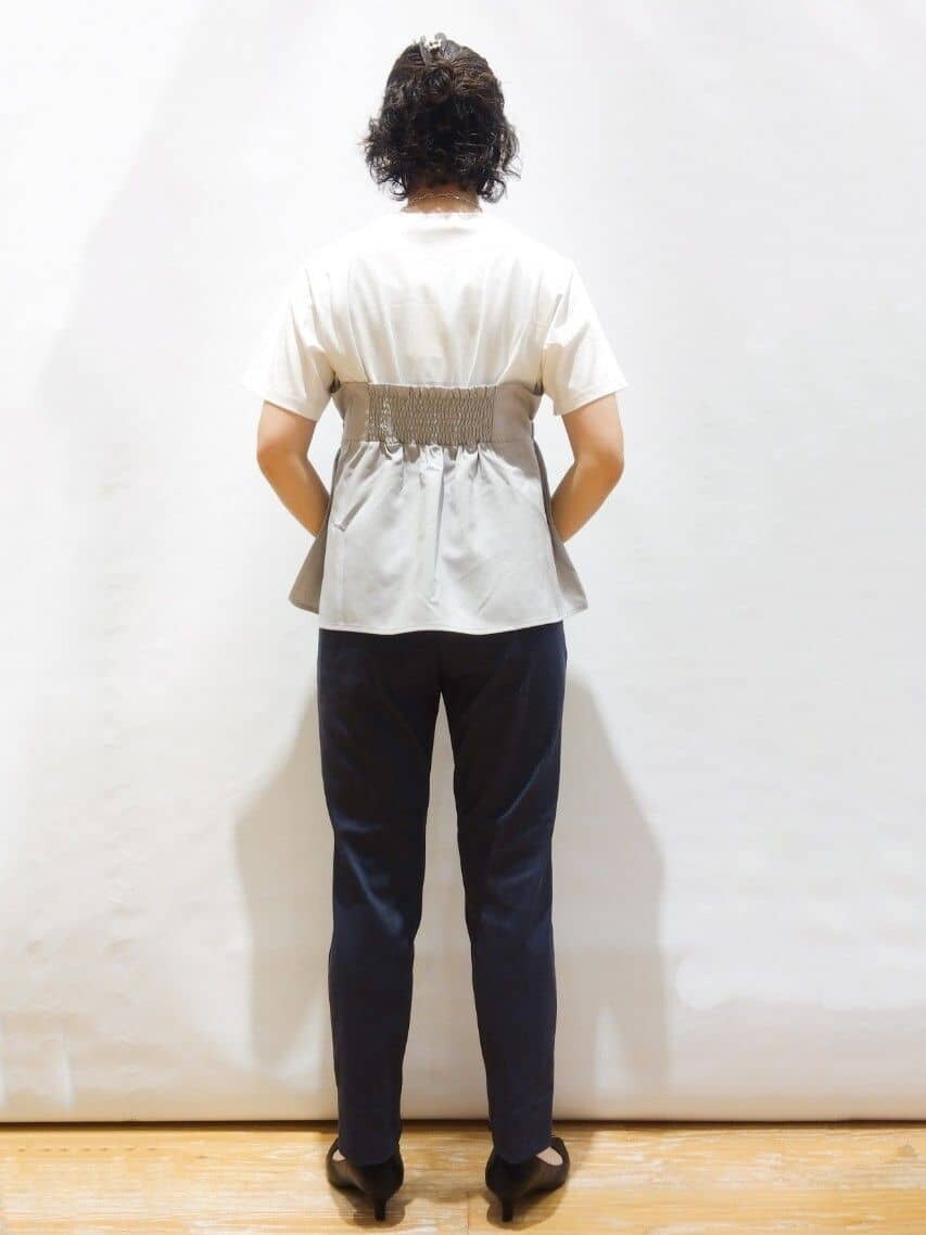 グレー系のTシャツ/カットソー、ブルー系のその他パンツ、ブラック系のショルダーバッグを着用したレディースの夏コーディネートの2枚目の写真