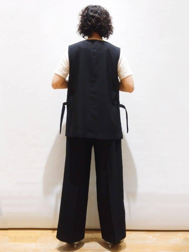 ホワイト系のTシャツ/カットソー、ブラック系のベスト、ブラック系のその他パンツを着用したレディースの春コーディネートの2枚目の写真
