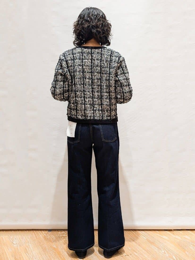 ブラック系のカーディガン/ボレロ、ホワイト系のTシャツ/カットソー、ブルー系のその他パンツを着用したレディースの冬コーディネートの2枚目の写真