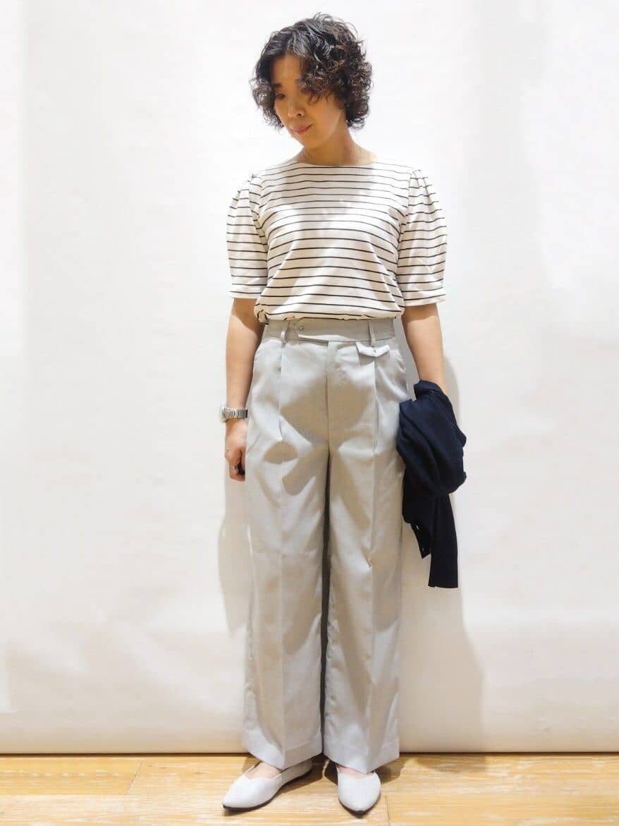 ブルー系のカーディガン/ボレロ、ホワイト系のTシャツ/カットソー、ブラック系のその他パンツを着用したレディースの春コーディネートの2枚目の写真