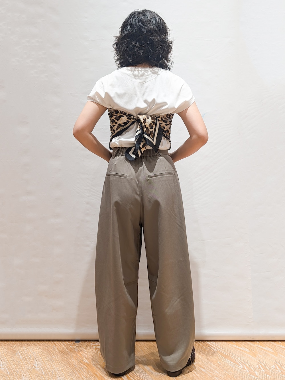 ホワイト系のTシャツ/カットソー、グリーン系のその他パンツ、ブラック系のトートバッグを着用したレディースの夏コーディネートの3枚目の写真
