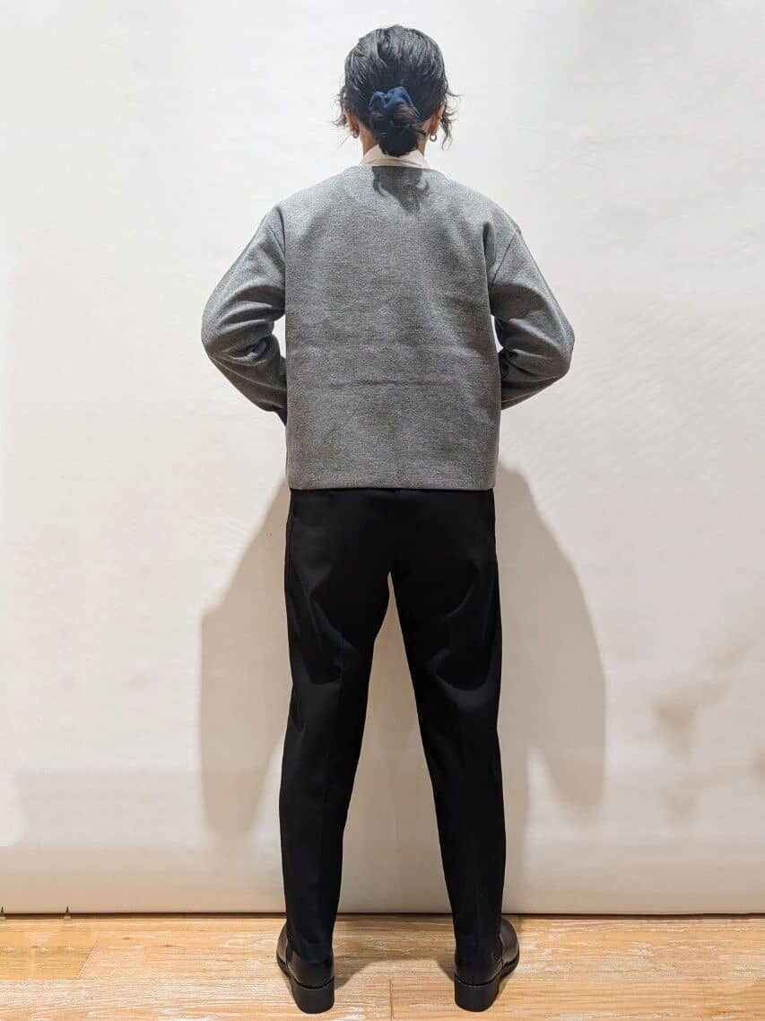 グレー系のカーディガン/ボレロ、ホワイト系のシャツ/ブラウス、ブラック系のその他パンツを着用したレディースの秋コーディネートの3枚目の写真